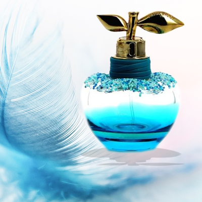 Flacons de parfum Nina Ricci avec décor plume